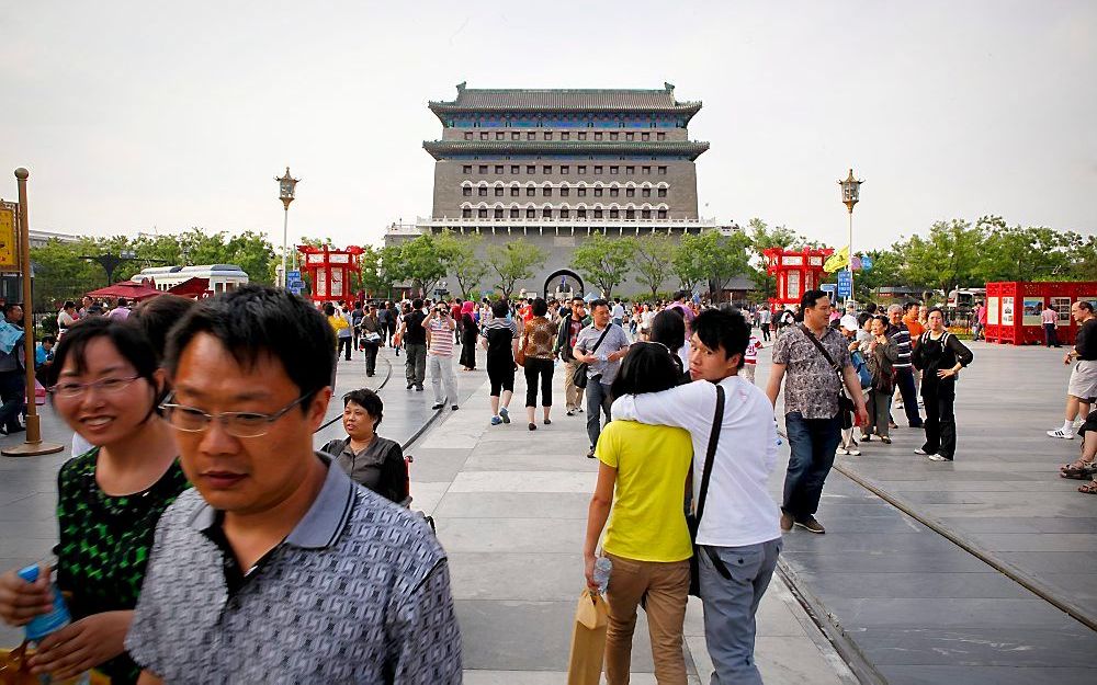 Bezoekers van het Qianmen-winkelgebied in de Chinese hoofdstad Beijing. Foto EPA.