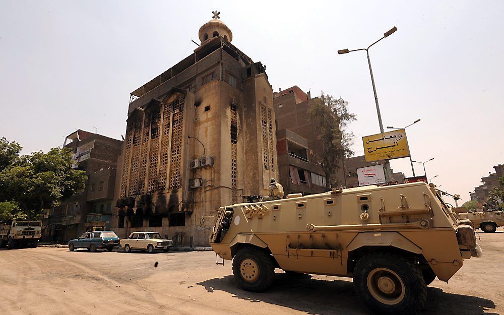 Na de bestorming: Het leger bewaakt de uitgebrande Koptische kerk in Cairo. Foto EPA