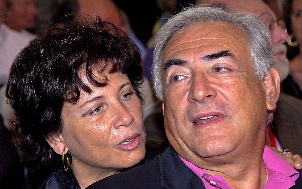 Strauss-Kahn wisselt op het partijcongres van de Franse Socialistische Partij in 2006 een woordje met zijn vrouw Anne Sinclair. Foto EPA