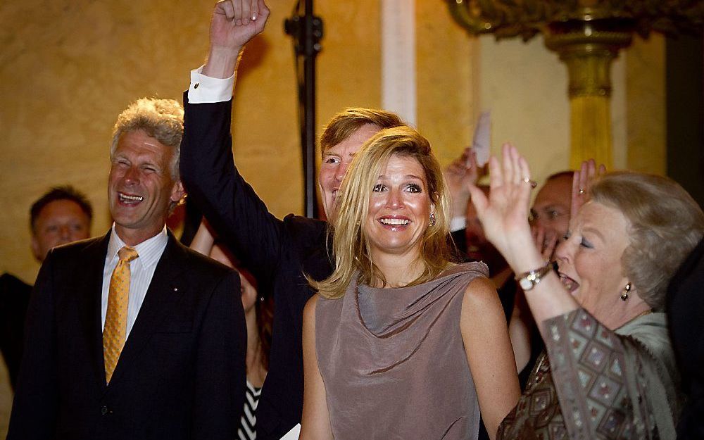 Prins Willem Alexander (l.) en koningin Beatrix (r.) zingen voor de jarige prinses Maxima (m.) op het Paleis Noordeinde in Den Haag. Maxima reikte vandaag de Appeltjes van Oranje 2011 uit. Foto ANP