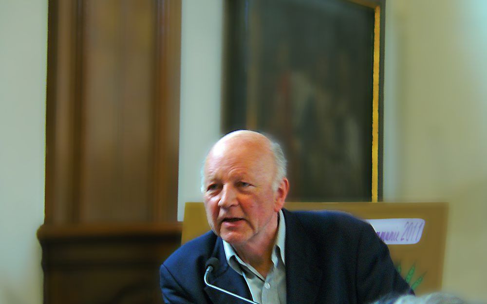 In de Georgiuskerk in Amersfoort werd woensdag een boek gepresenteerd over het ontstaan van de Gereformeerde Kerken vrijgemaakt, in 1944. Schrijver Maarten ’t Hart nam het eerste exemplaar in ontvangst. Foto RD