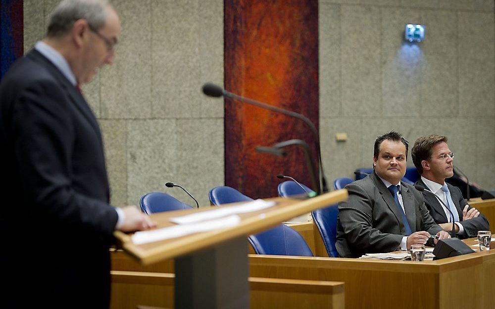 Premier Mark Rutte (R) en minister Jan Kees de Jager (M) luisteren donderdag in de Tweede Kamer naar PvdA-leider Job Cohen. Het kabinet legde verantwoording af over het gevoerde beleid tegenover de fractievoorzitters. Foto ANP