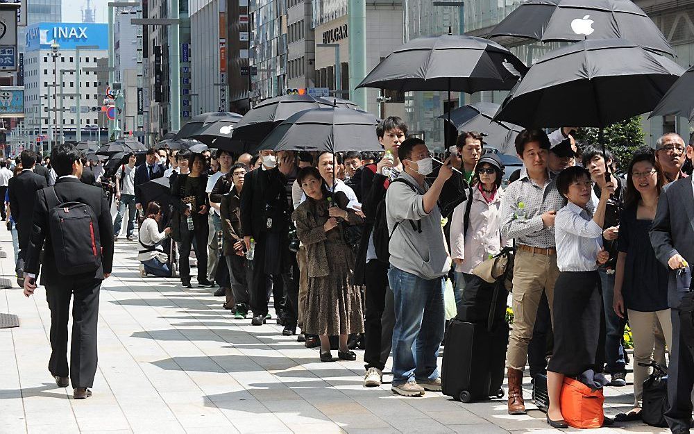 Japanners in de rij voor de iPad2. Foto EPA