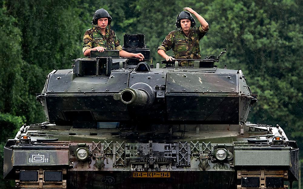 Cavaleristen in een Leopardtank. beeld ANP