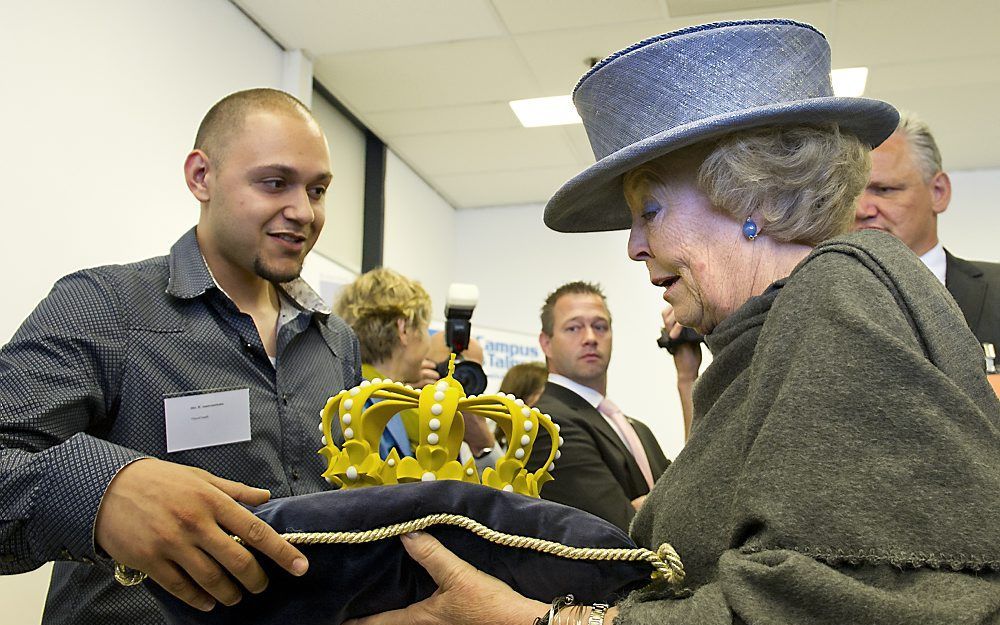 Koningin Beatrix ontvangt dinsdag uit handen van student Fabian Joemoembaks van de Creative Campus in Almere een kroon vervaardigd middels een 3D printer. Koningin Beatrix bracht dinsdag een streekbezoek aan de provincie Flevoland. De Provincie Flevoland 