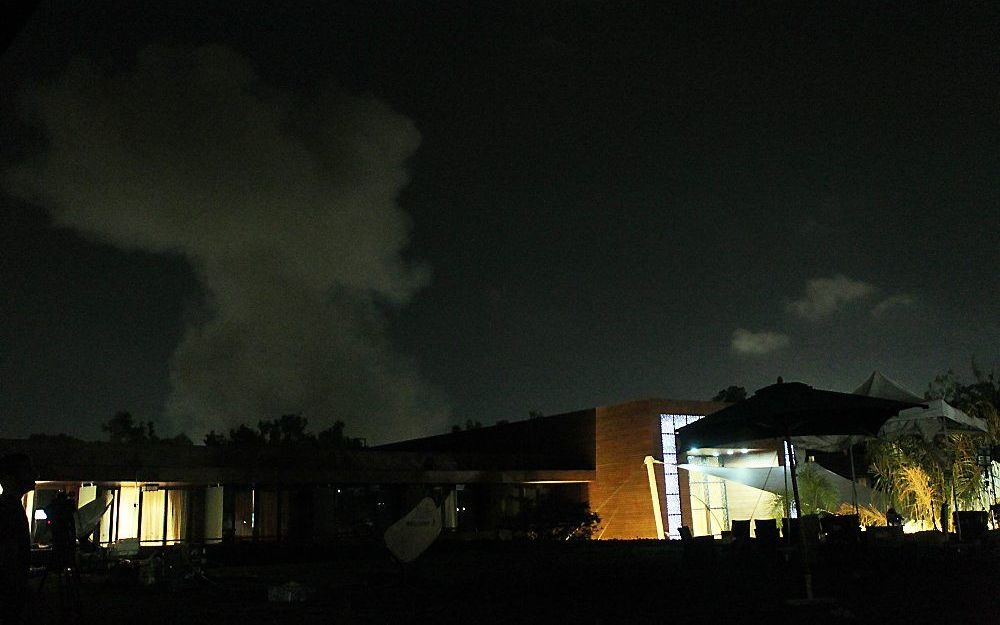 Rookwolken boven nachtelijk Tripoli. Foto EPA