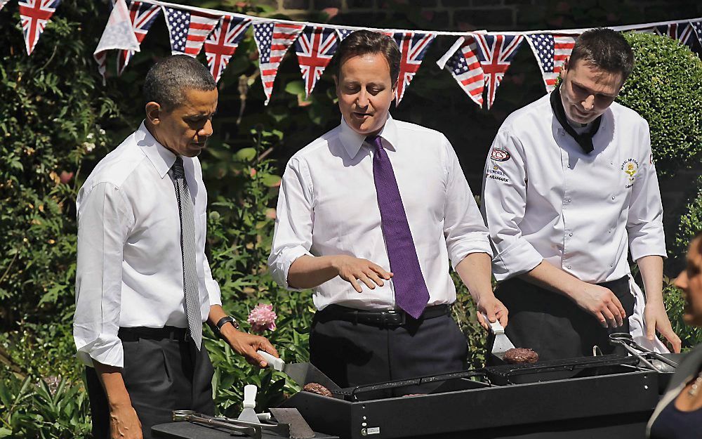 Obama en Cameron laten even hun gezicht zien bij een barbecue die hun echtgenotes Michelle Obama en Samantha Cameron geven voor Amerikaanse en Britse militairen en hun gezinnen. Foto EPA