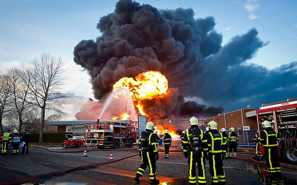 Het blussen van de brand in Moerdijk. Foto ANP