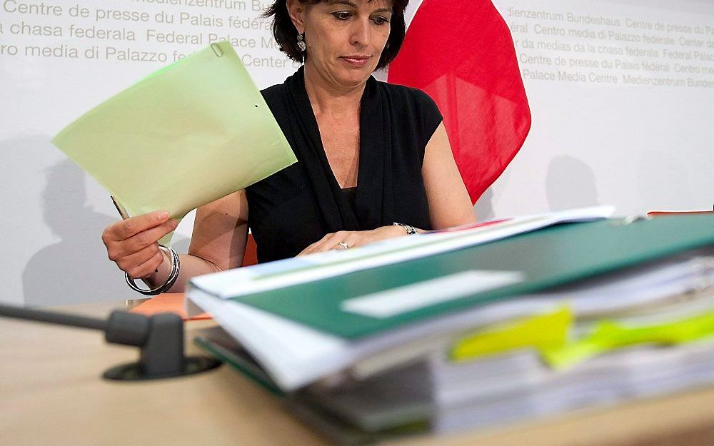 Minister Leuthard vlak voor de speech waarin ze bekend zal maken dat Zwitserland afscheid zal nemen van kernenergie. Foto EPA