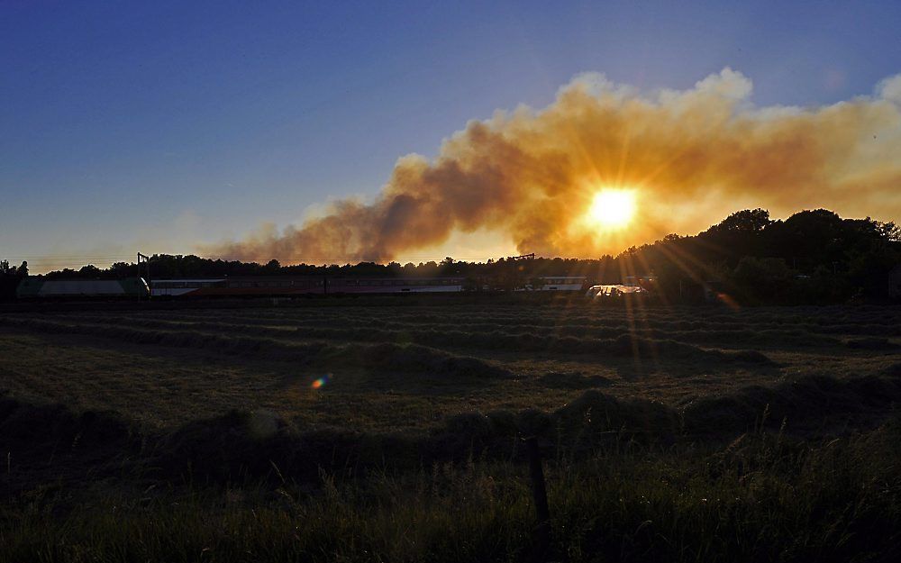 Een dikke pluim rook boven de Kalmthoutse Heide woensdagavond. Foto EPA