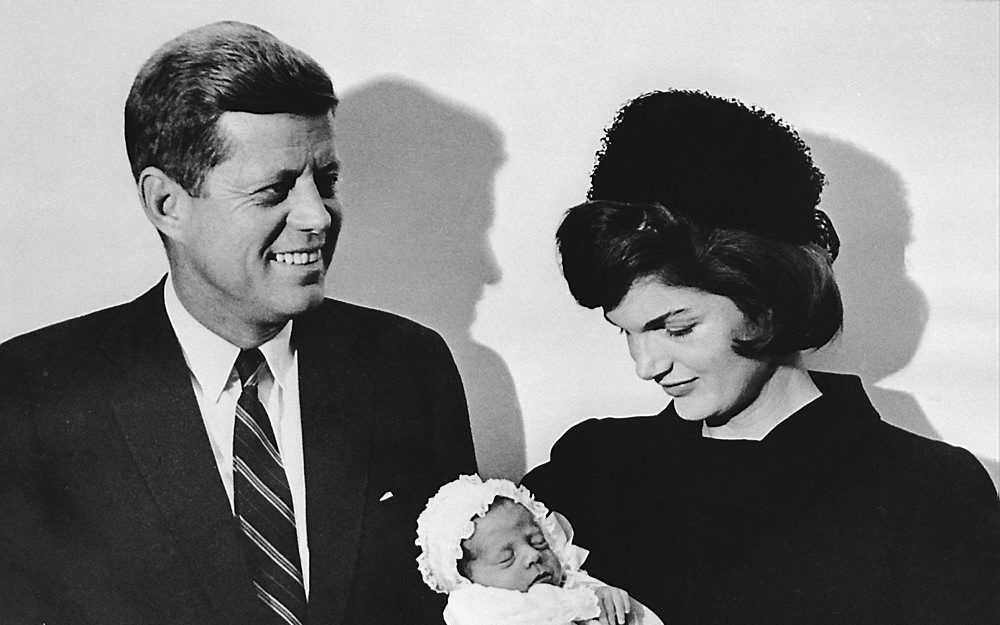 Op een foto uit 1960 staan de Amerikaanse president Kennedy en zijn vrouw Jacqueline, met zoon John. Foto EPA