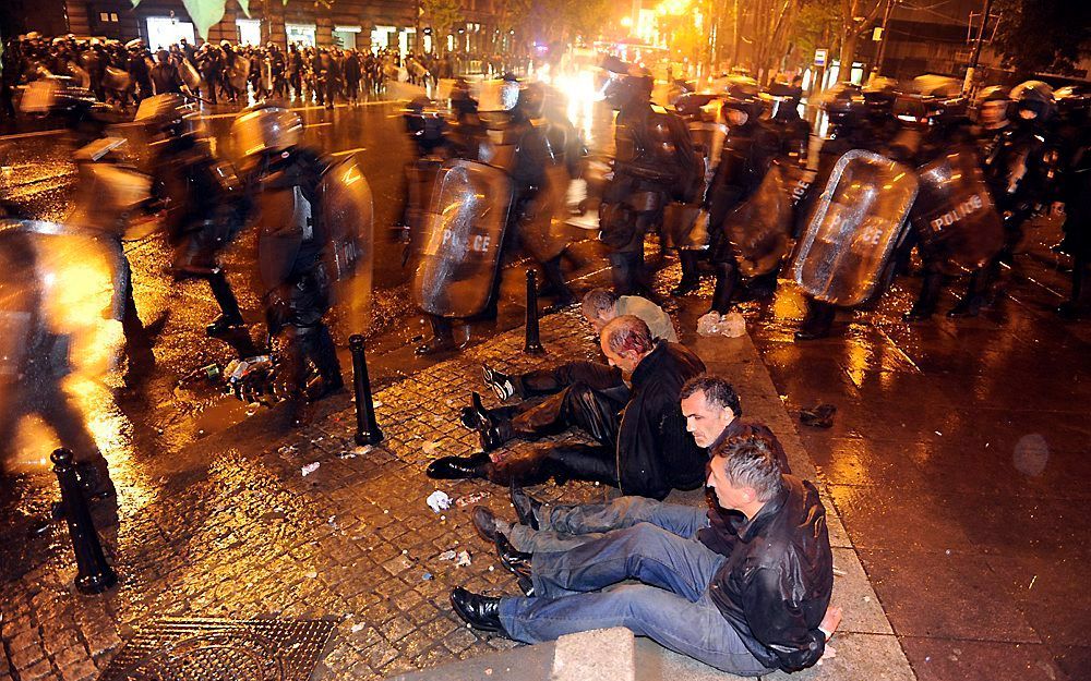 De politie arresteert in Tbilisi demonstranten. Foto EPA