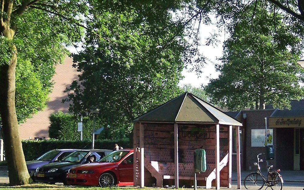 OPHEUSDEN – De hangplaats voor jongeren bij De Snellenburg in Opheusden zorgt voor veel overlast. Rechts de peuterspeelzaal. Foto RD