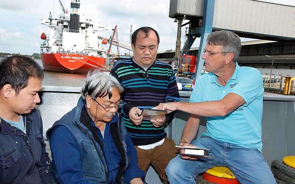 Guus Peters evangeliseert regelmatig op schepen uit moslimlanden. Foto Duo-Foto