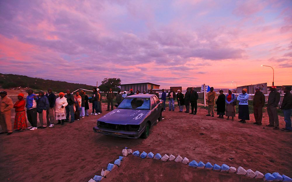 Zuid-Afrikanen in de rij tijdens de lokale verkiezingen van 18 mei in Khayelitsha, een wijk van Kaapstad. De Republiek Zuid-Afrika bestaat morgen vijftig jaar. Foto EPA