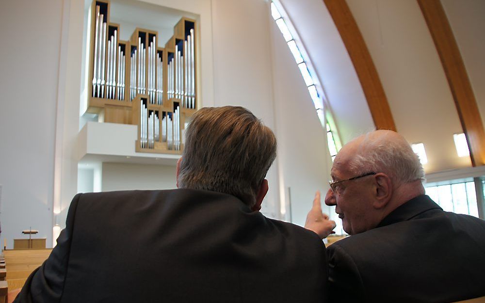 GOUDA – Kardinaal Simonis bracht zaterdag een onverwachts bezoek aan de open dag van de gereformeerde gemeente in Gouda. Hij ging er in gesprek met ds. G. Clements. Foto Wim de Jongste