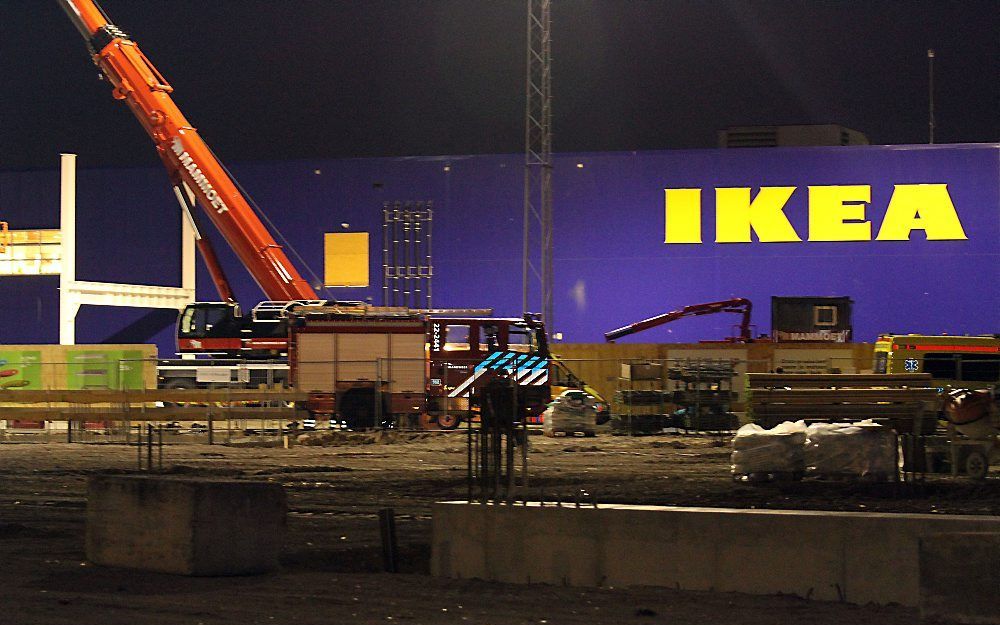 De politie heeft maandagavond de Ikea Eindhoven ontruimd nadat zich rond half acht een explosie had voorgedaan in een prullenbak buiten het gebouw.  Foto ANP