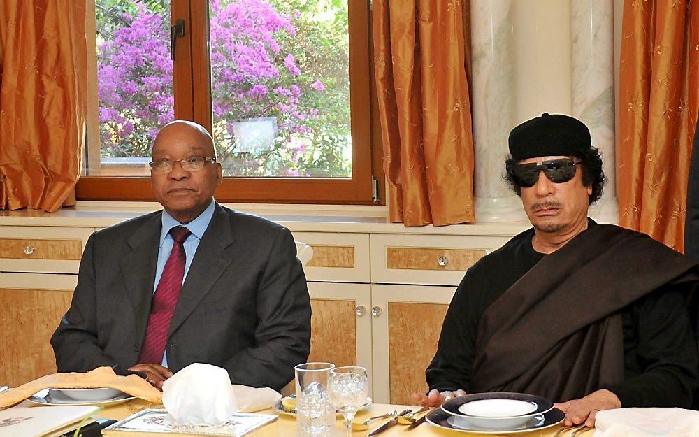 Zuma (l.) en Gaddafi. Foto EPA