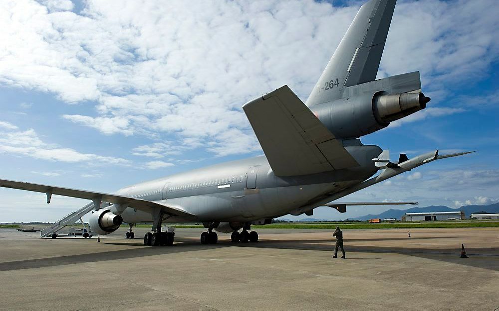 Het Nederlandse tankvliegtuig KDC-10  wordt ingezet om F-16's bij te tanken in het luchtruim boven de Middellandse Zee net buiten de no-fly zone van Libië. Foto ANP