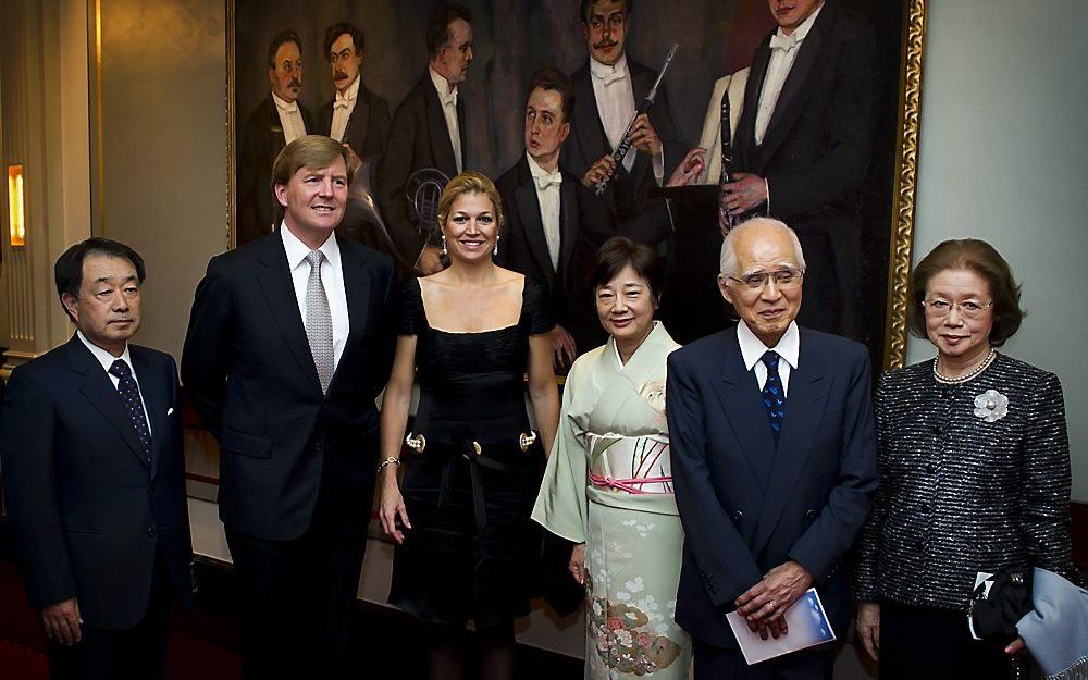 Voor aanvang van het concert poseerde het prinselijk paar in de Felix de Nobelfoyer met de Japanse ambassadeur, Takashi Koezuka (l.), en zijn echtgenote en mr. Owada, president van het Internationaal Gerechtshof, en diens echtgenote. Foto ANP