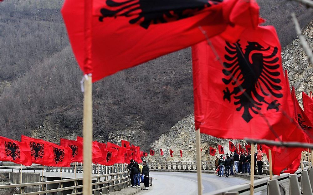 Albanese vlaggen op een brug in Kosovo. Foto EPA