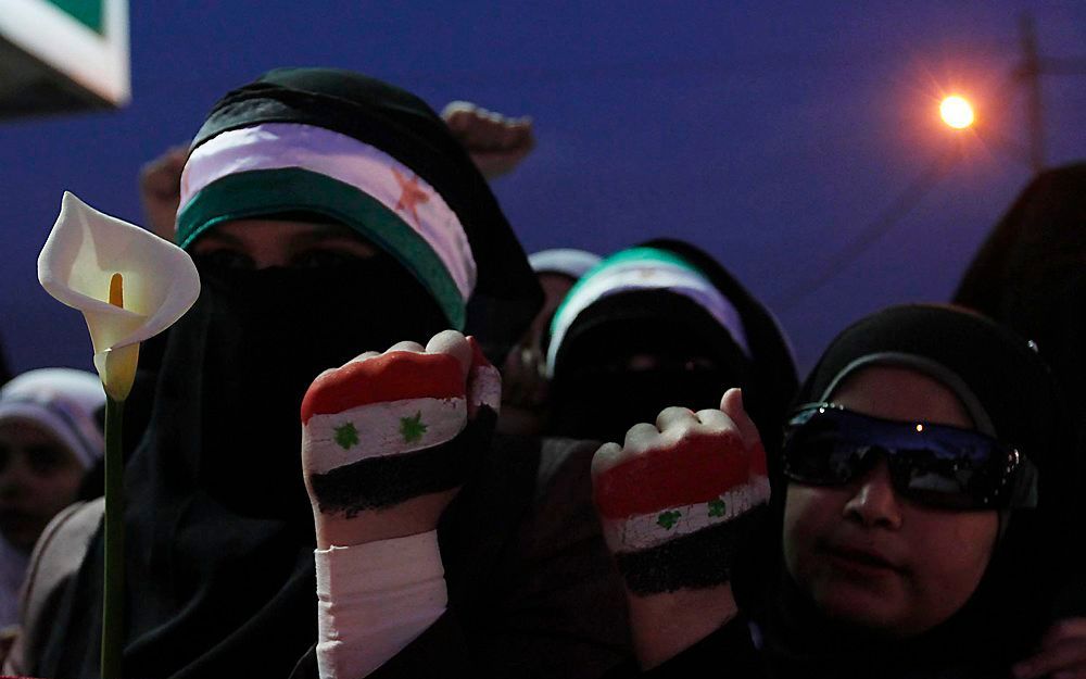 In Jordanië wonende Syrische vrouwen tijdens een protestbijeenkomst tegen de Syrische president Bashar al-Assad, begin deze maand. Foto EPA