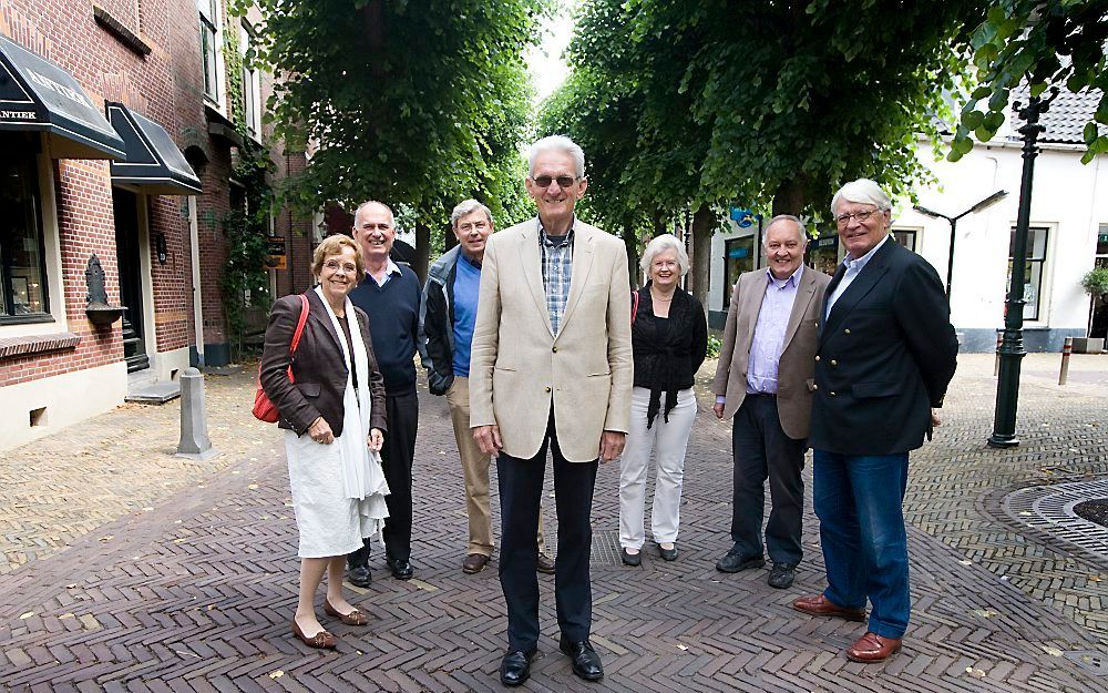 Eigenaar van adviesbureau Grijs Goud Piet van de Lint (75) samen met enkele van zijn werknemers. Van de Lint startte zijn bureau vorig jaar. Foto Gerhard van Roon