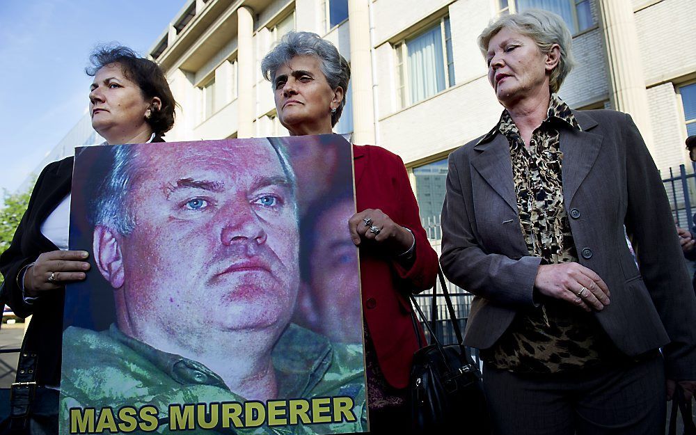 Moeders van omgekomen mannen uit Srebrencia, de Moeders van Srebrencia, demonstreerden vrijdagmorgen voor het Joegoslaviëtribunaal in Den Haag tegen de Servische oud-generaal Ratko Mladic.  Foto ANP