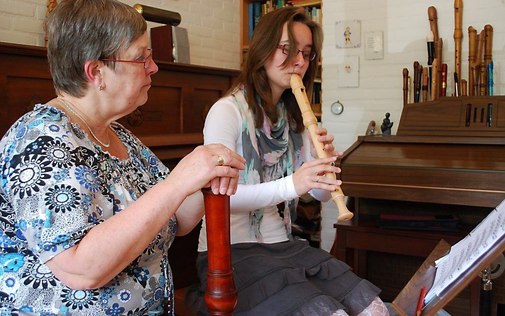 Joukje van der Schoor (r.) lest bij Loes Hartjes. Foto RD.