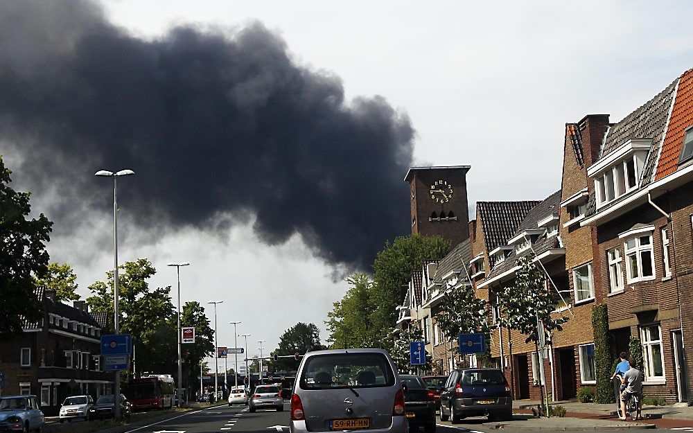 Brand bij papierfabriek Heijnen zorgt voor zwarte rookwolken boven Tilburg.  Foto ANP