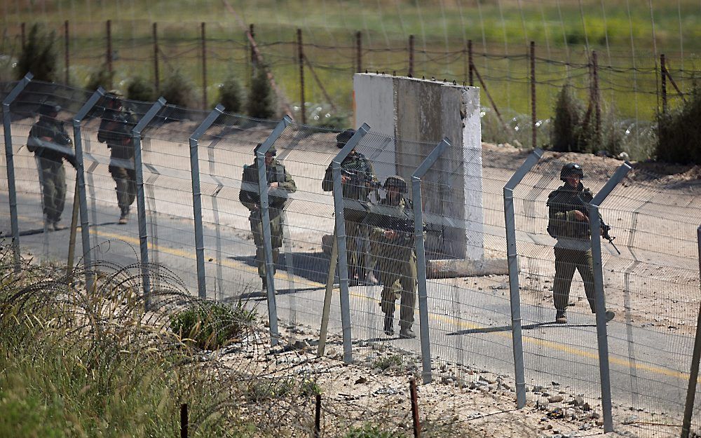 Israelische soldaten maandag langs de grens bij de Golan-hoogte. Foto EPA