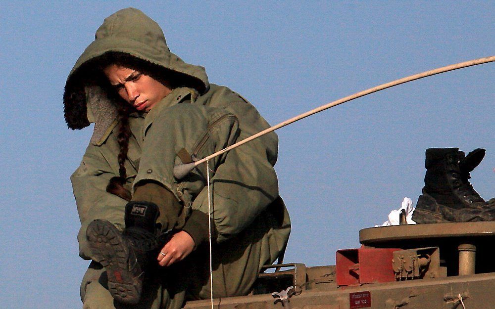 Israëlische vrouwelijke militair op een tank nabij de Gazastrook. Foto EPA