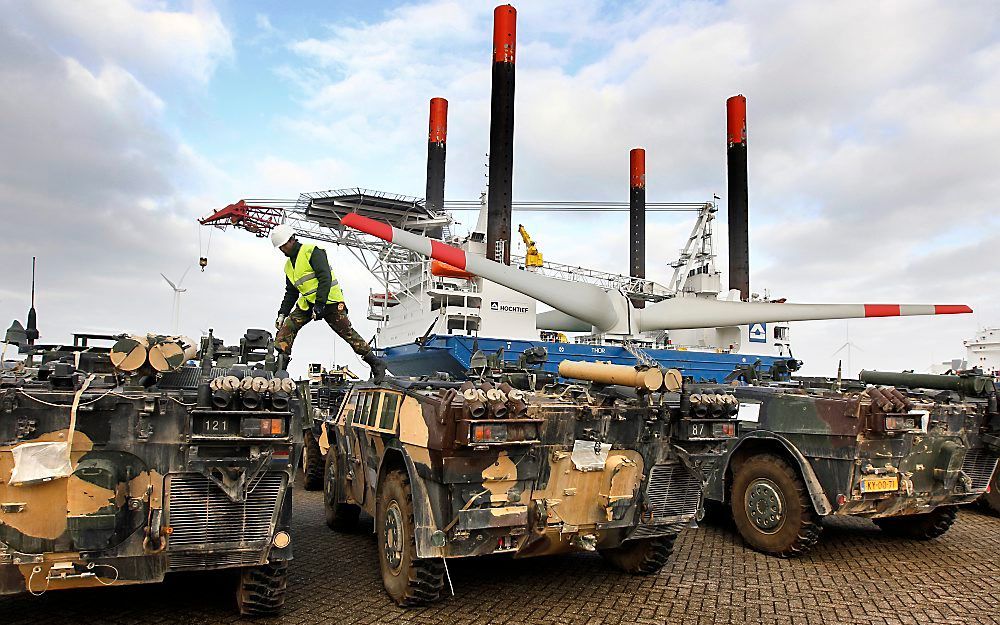 Militaire voertuigen die gebruikt zijn bij de missie in Uruzgan arriveren in de Eemshaven. Foto ANP