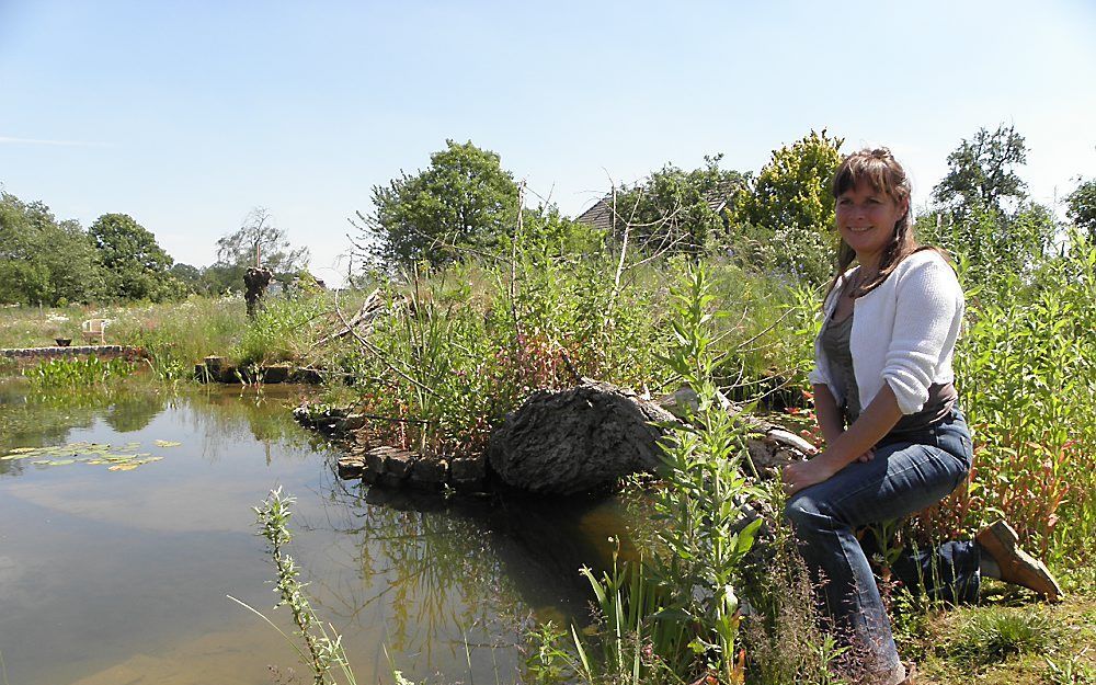 Dé vogeltuinspecialist wordt ze al genoemd. Anna Kemp weet precies hoe een vogelvriendelijke tuin eruitziet. „Variatie, dat is het sleutelwoord.” Foto RD