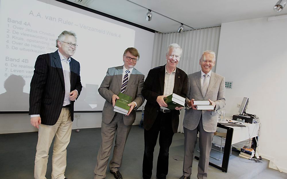 Een mijlpaal voor het verzameld werk van A. A. van Ruler. Twee banden van het vierde deel werden gisteren overhandigd aan dr. J. Hoek, dr. H. C. van der Sar en dr. E. P. Meijering. 	Foto RD, Anton Dommerholt