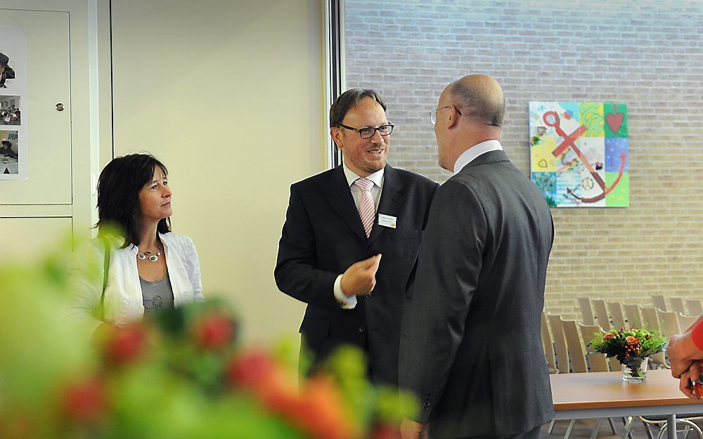 Ds. H. J. van Wijnen en zijn vrouw tijdens de receptie gisteren ter gelegenheid van zijn afscheid als directeur van de Hervormd-Gereformeerde Jeugdbond (HGJB). Foto Erik Kottier