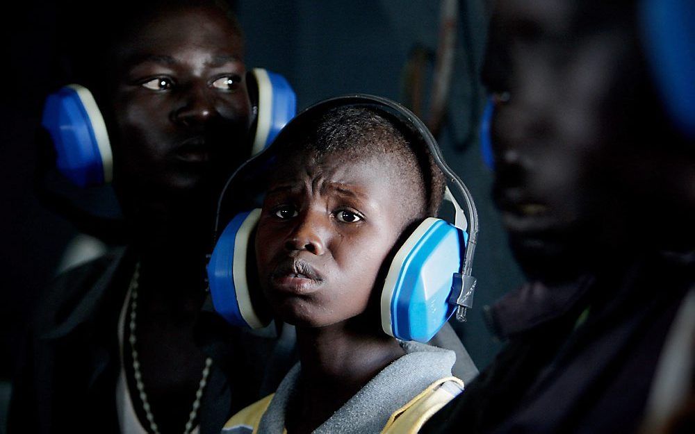 Leden van het Ngok Dinkavolk tijdens een evacuatie per helikopter uit Abyei naar Turalei, een stad op zo’n 130 kilometer ten zuiden van Abyei. De Ngok Dinka hadden met schot- en machetewonden aangeklopt bij een medische post van de VN.  Foto EPA