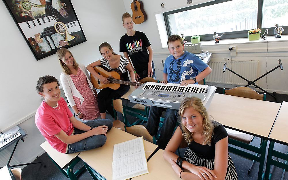 Zes leerlingen van het Wartburg College, locatie Marnix, in Dordrecht laten zich in hun hart kijken. „Je moet de inhoud van elk lied terugzoeken in de Bijbel.” Van links naar rechts: Markes, Anne-Ruth, Mirjam, Florian, Koen en Jeanine. Foto RD Anton Domme