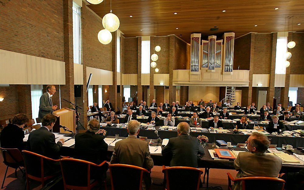 Ds. J. C. Wessels en ds. J. M. J. Kieviet spreken in De Wekker over de oecumene in de Christelijke Gereformeerde Kerken. Op de foto de synode van de kerk in 2010. Foto RD, Anton Dommerholt