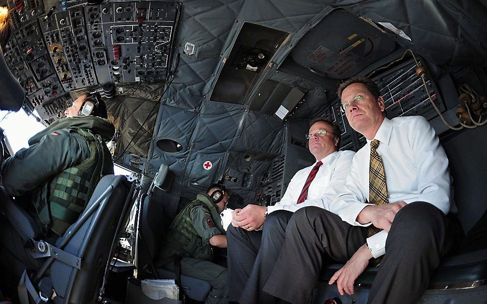 De Duitse ministers Westerwelle (rechts) en Niebel op weg van Malta naar Benghazi. Foto EPA