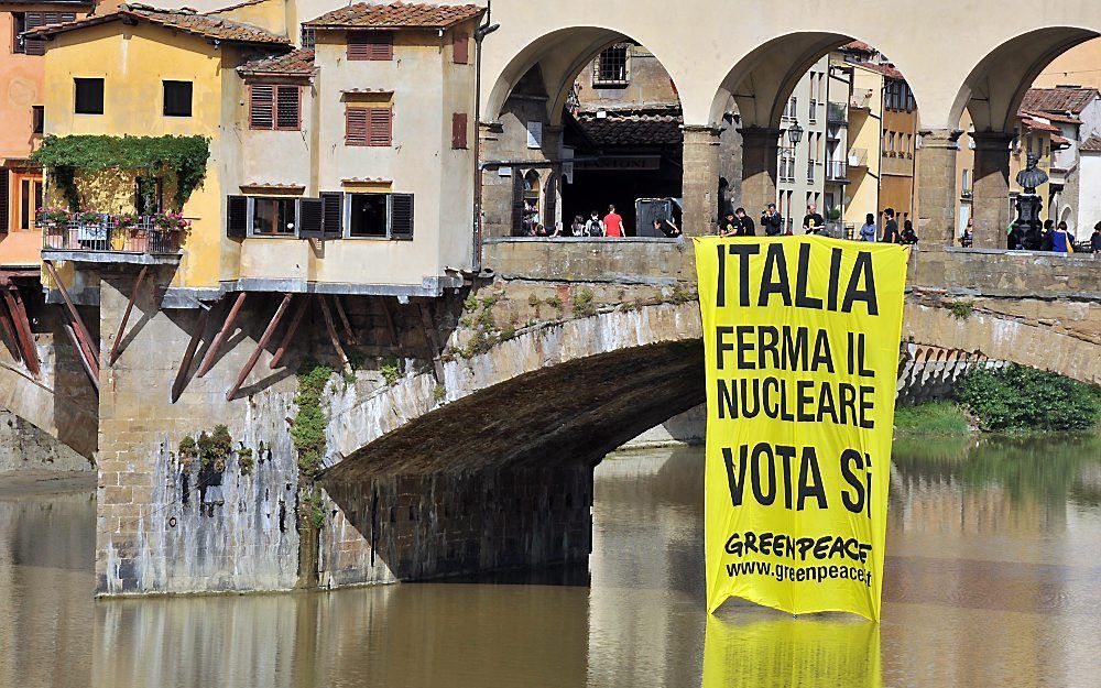 Greenpeace hing in aanloop naar de verkiezingen een spandoek aan de Ponte Vecchio in Florence met de tekst: Italië, stop kernergie, stem ja. Foto EPA