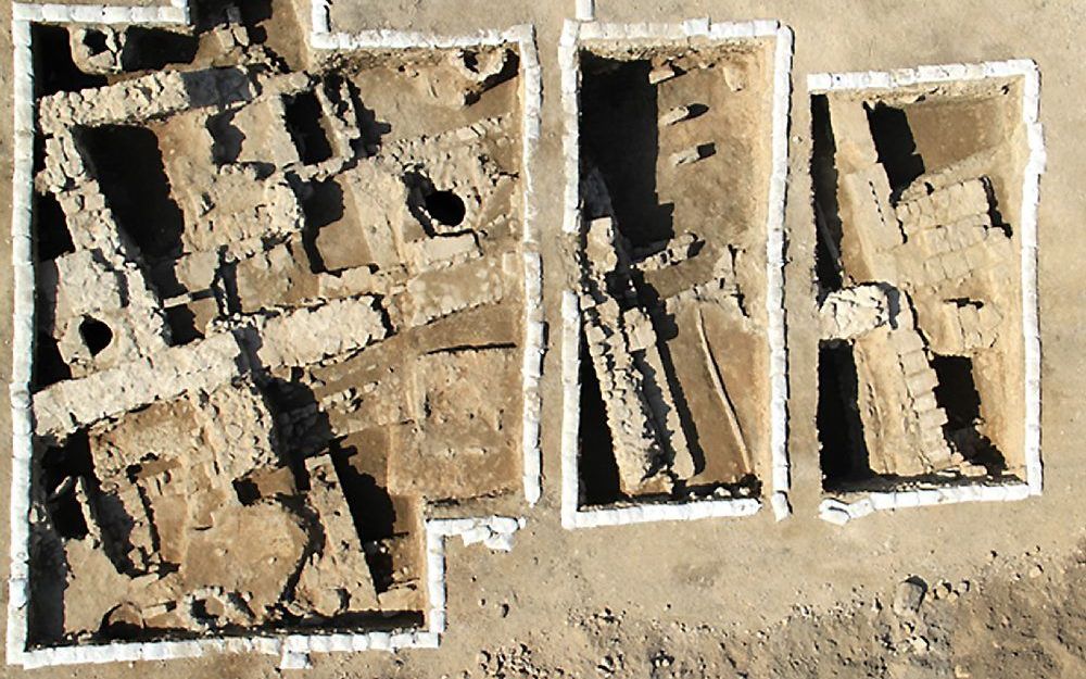 Luchtfoto van het 1500 jaar oude gebouw in Akko dat door archeologen is opgegraven. Mogelijk betreft het een kerk. Foto Israëlische Dienst voor Oudheden