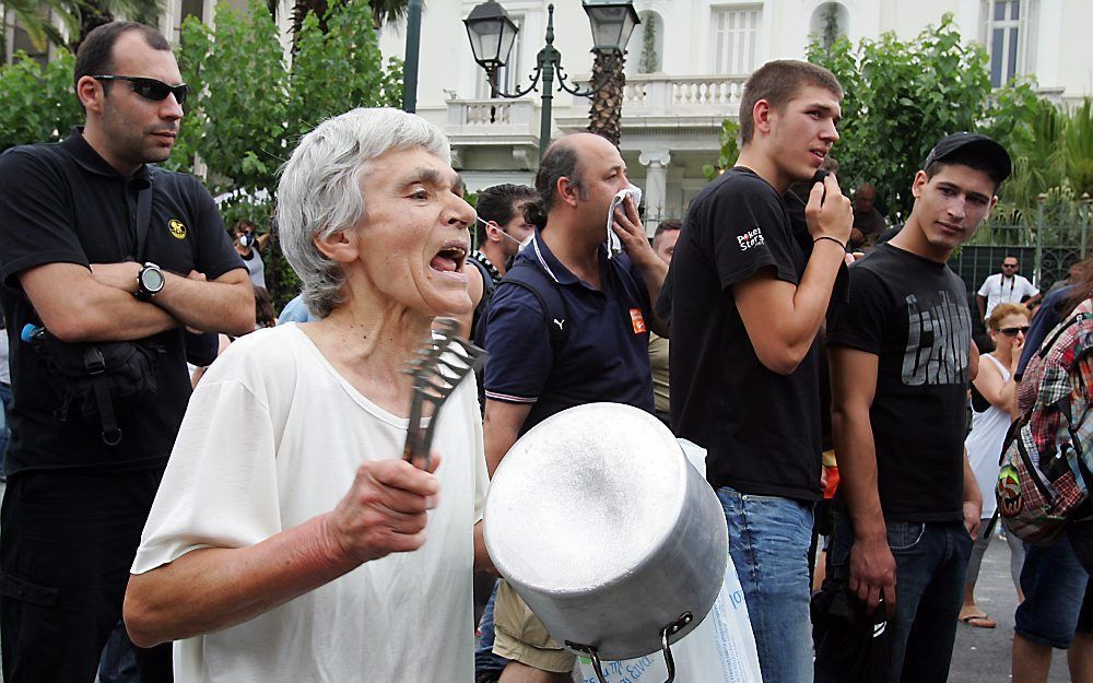 „De Griekse bevolking vindt de huidige bezuinigingen al te ver gaan.” Foto: demonstratie tegen de bezuinigingen van de Griekse overheid woensdag in Athene. Foto EPA