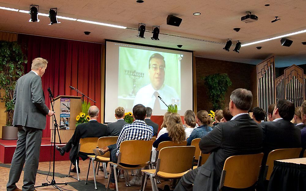 De actie ”Wordt Vervolgd” van de Jeugdbond Gereformeerde Gemeenten (JBGG) heeft ruim 600.000 euro opgebracht. Dat werd zaterdag in het Van Loden­stein College in Amersfoort bekendgemaakt tijdens een Check-in­avond van de JBGG. Foto RD