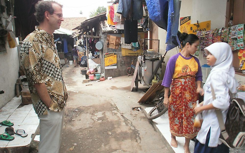 De Nederlandse diplomaat Marnix Segers in de kampong Kemang, Zuid-Jakarta. Foto Jan Lepeltak