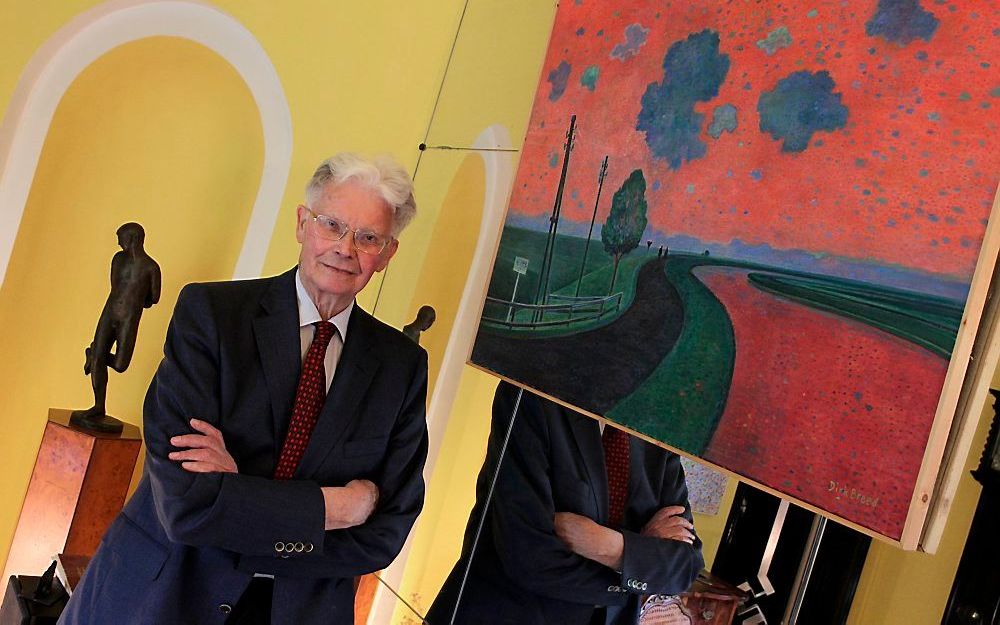 Wim van Schaik bij het schilderij ”Waverlandschap” van Dirk Breed. Foto RD, Anton Dommerholt