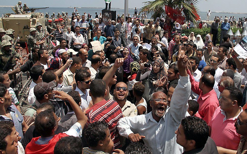 Protesterende Egyptenaren voor de rechtbank in Alexandrië. Foto EPA