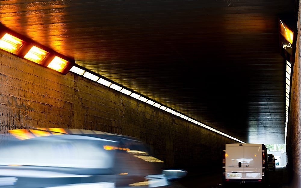 Verkeer raast dinsdag door de Statentunnel in Rotterdam. Met het huidige beleid lukt het Rotterdam niet om in 2015 te voldoen aan de Europese normen voor stikstofdioxide (NO2). Foto ANP