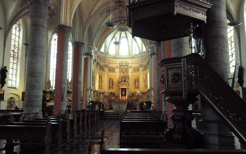 Het interieur van de rooms-katholieke kerk te Weert. Foto Jan van Reenen