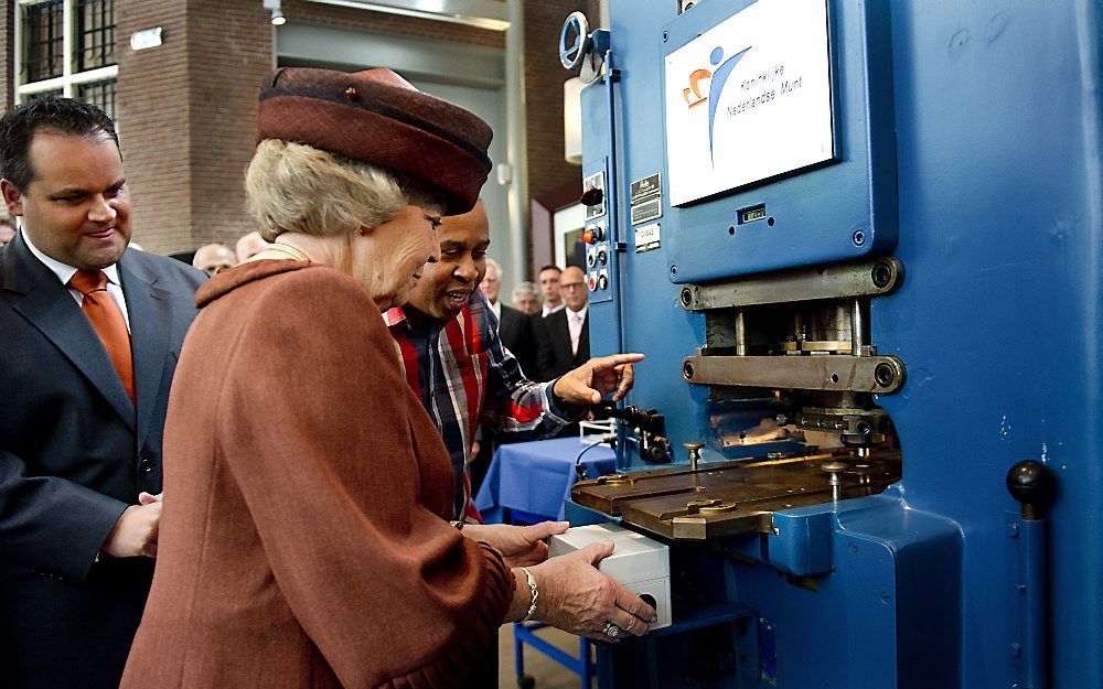 Koningin Beatrix slaat woensdag een herdenkingsmunt ter ere van het 100-jarig bestaan van het gebouw van de Koninklijke Nederlandse Munt. Foto ANP